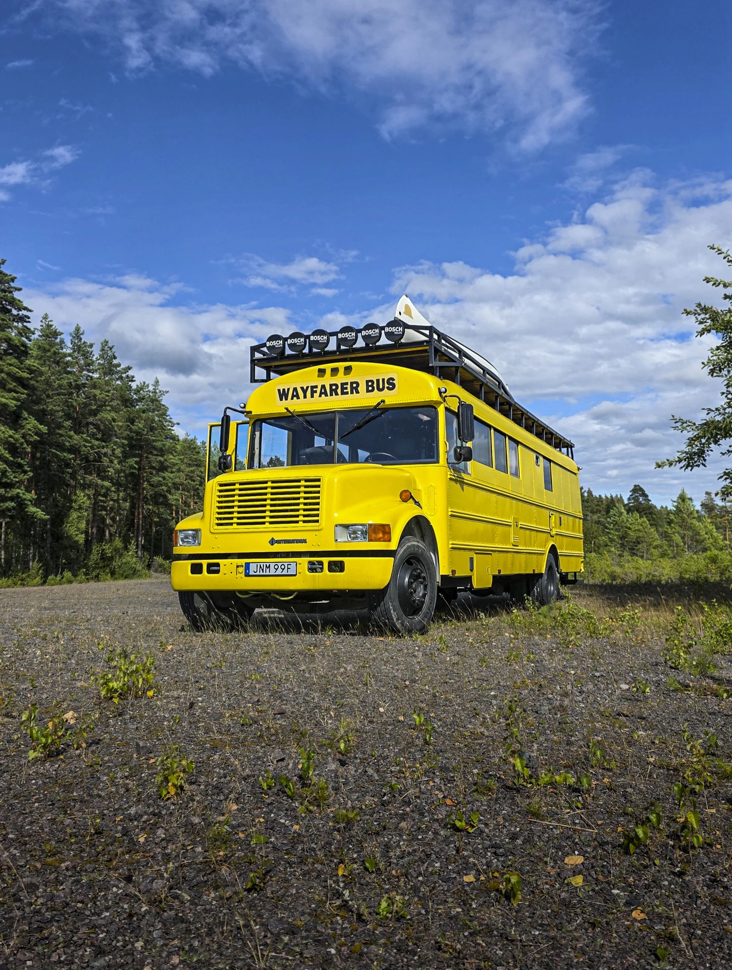 Den gula skolbussen i skogen